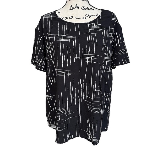Isabel Maternity by Ingrid & Isabel Black White Short Sleeve Printed Woven Top - Picture 1 of 6